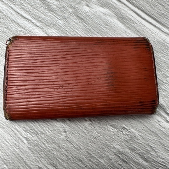 Louis Vuitton Epi leather 4 Ring Key Case. Brown. - Picture 2 of 15